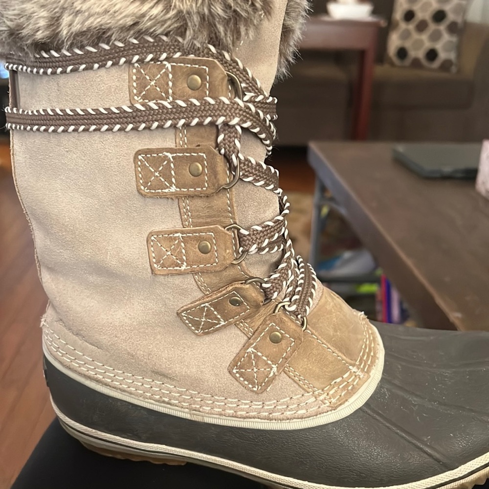 Size 9 in woman barley worn brand (Eddie Bauer)